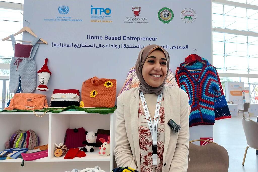 شيماء سعيد، شابة مصرية من ذوات الإعاقة، وهي مصممة للخيوط ومصممة للحرف اليدوية، شاركت رحلتها مع أخبار الأمم المتحدة بشأن بناء لقمة العيش من المنزل بعد أن منعتها التحديات الصحية من الدخول إلى العمل الرسمي.